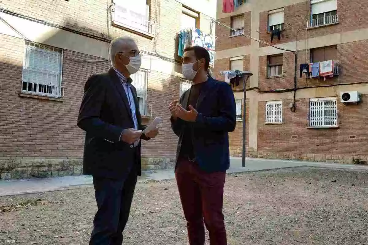 Andreu Martín i Alberto Bondesio parlant entre ells al barri Fortuny de Reus