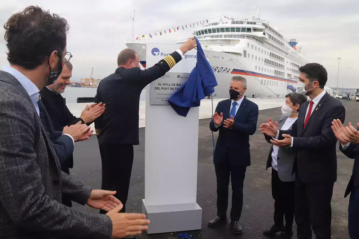 Descoberta d'una placa en una inauguració al Port de Tarragona.