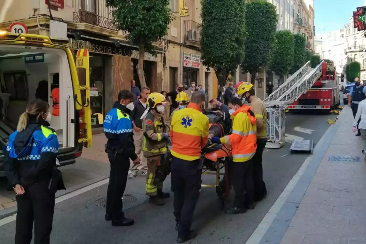 Desplegament d'emergències per un accident laboral a Reus