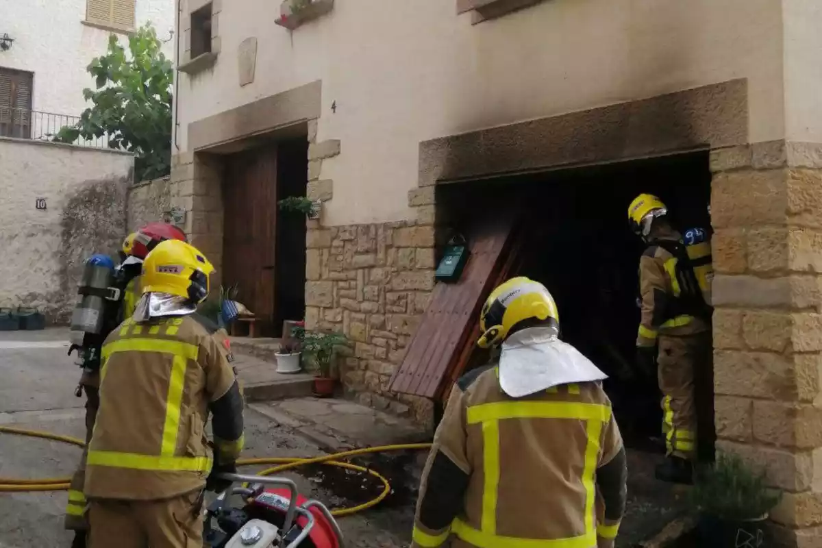 Els Bombers en un incendi a Rocafort de Queralt