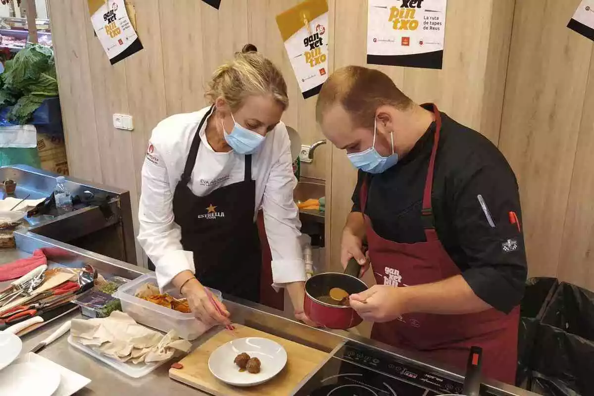 Eva Hausmann i el cuiner de l'Absis emplatant la tapa per la Ganxet Pintxo