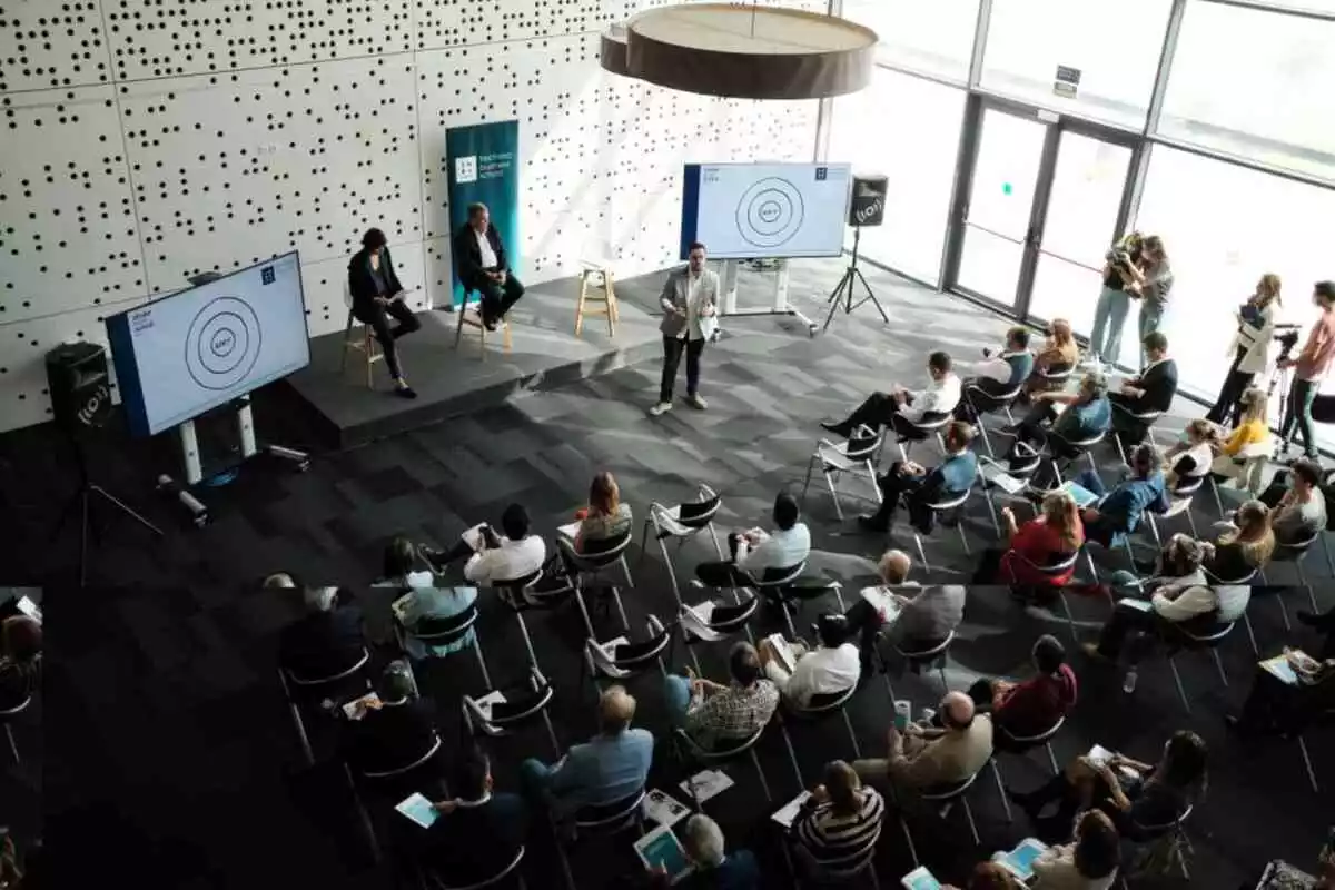 Imatge aèria del foyer del Tecnoparc de Reus amb una trentena de persones durant la presentació de Techma Business School