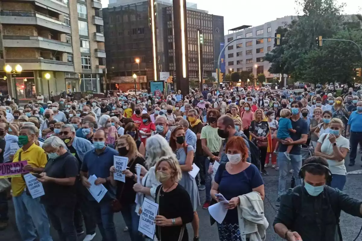 Imatge de la manifestació per recordar l'1-O a la plaça Imperial Tarraco de Tarragona