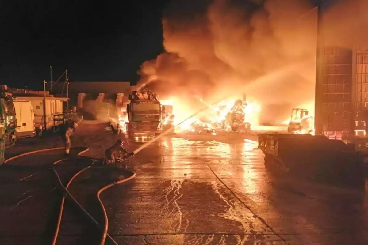 Imatge de l'incendi que ha tingut lloc durant la matinada del dimarts, 12 d'octubre, en una nau d'Amposta