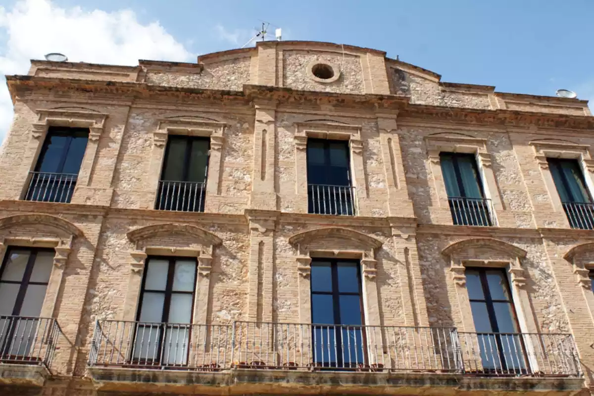 La façana de l'Ajuntament de Calafell.