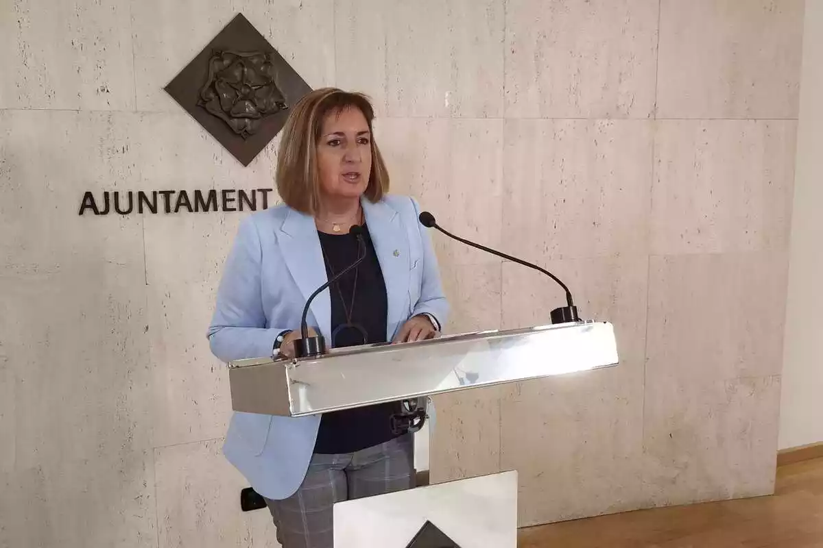 Mariluz Caballero, regidora d'Hisenda, al faristol de la sala de premsa de l'Ajuntament de Reus