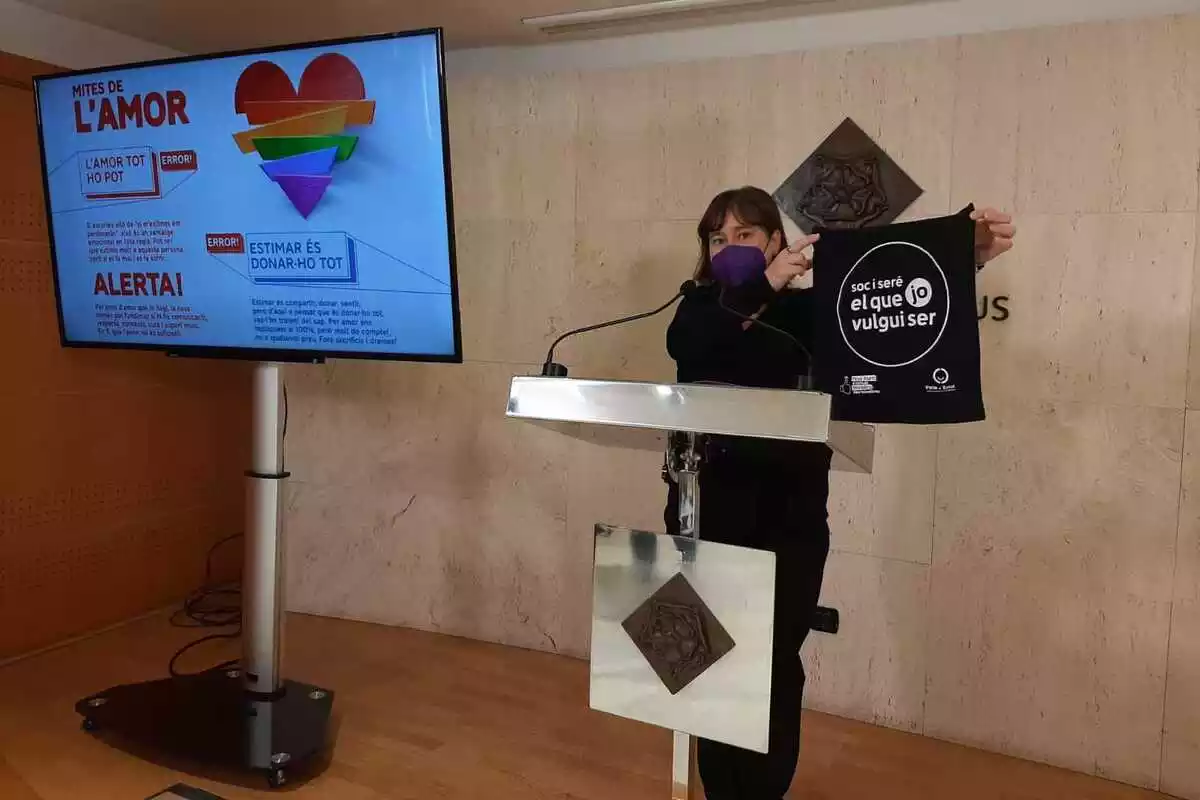 Montserrat Flores a la sala de premsa de l'Ajuntament de Reus mostrant una bossa de roba negra