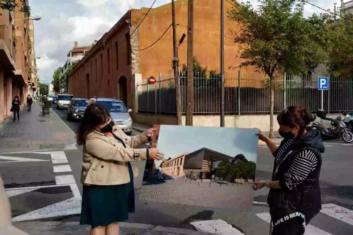 Montserrat Flores i una tècnica de la regidoria mostren una imatge virtual del Centre Cívic Gregal davant de l'espai que ocuparà