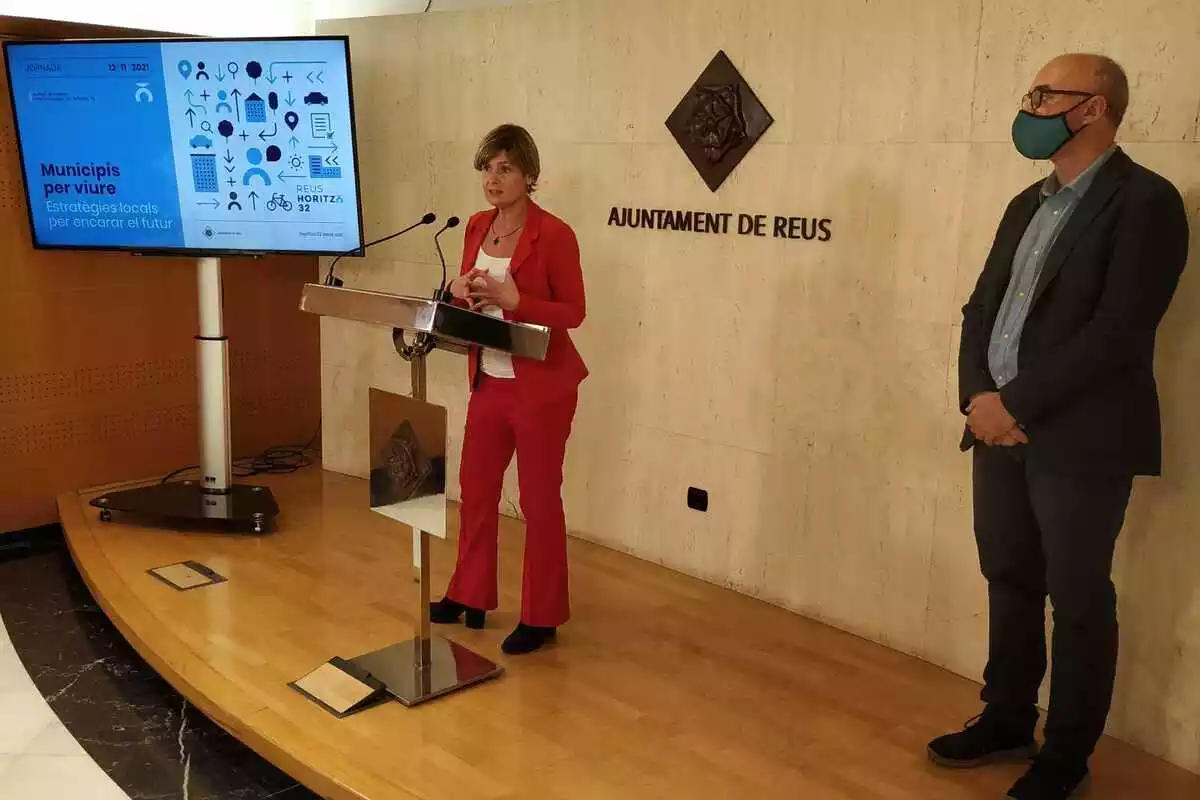 Noemí Llauradó i Oriol Estela a la tarima de la sala de premsa de l'Ajuntament de Reus