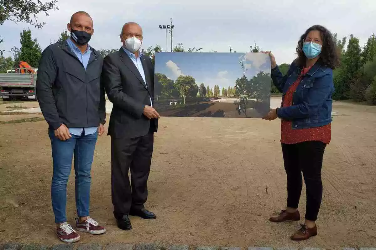 Pep Cuerba, Carles Pellicer i Marina Berasategui mostren una imatge virtual del Parc de Lliscament