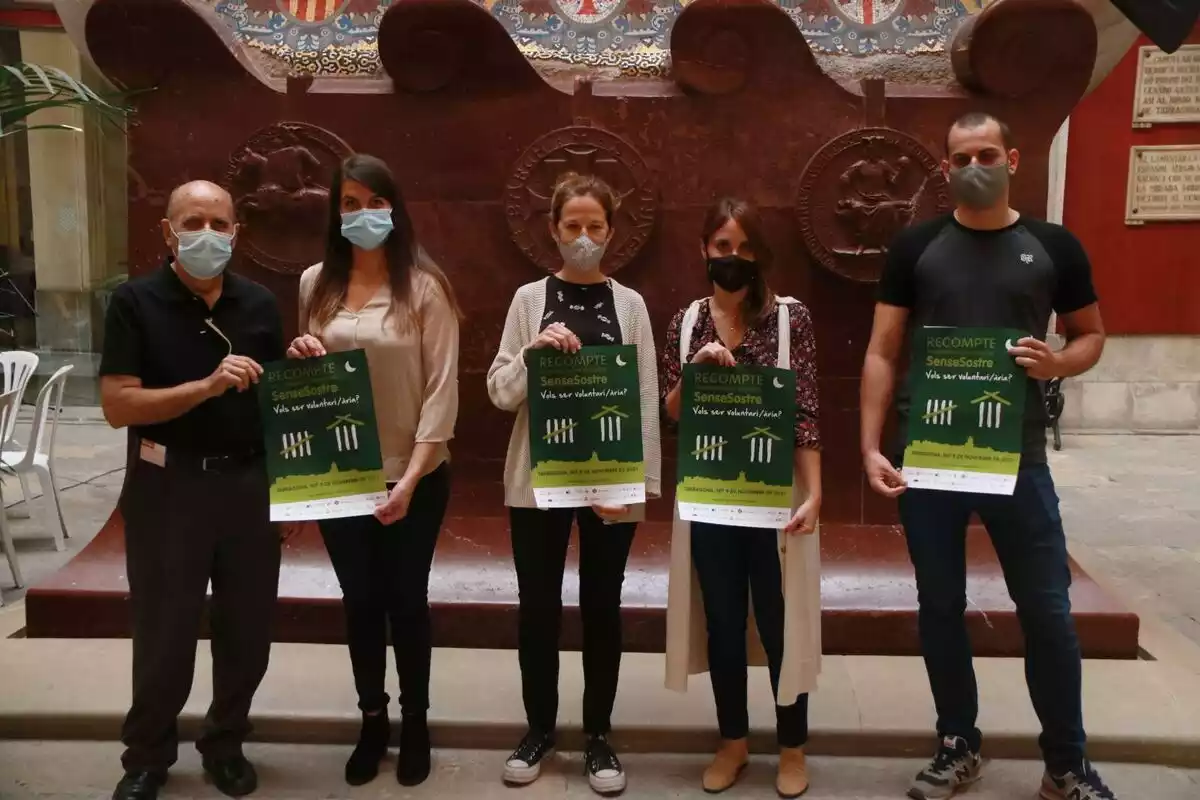 Pla general de la presentació del cartell del recompte de persones sensesostre a la ciutat de Tarragona, pel pròxim 9 de novembre