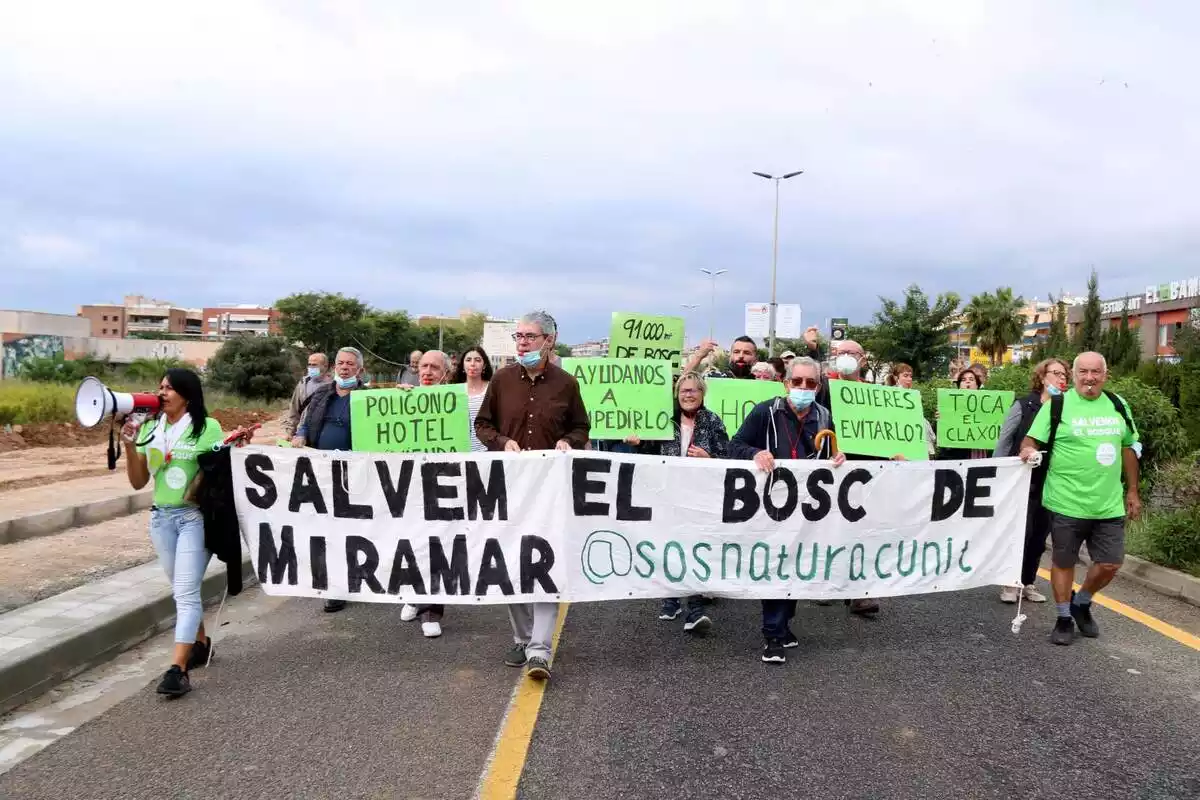Pla general dels manifestants que han participat en la protesta per aturar el projecte d'urbanització del bosc de Miramar a Cunit
