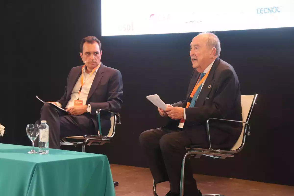 Pla mitjà del secretari general d'infraestructures del Mitma, Sergio Vázquez, amb el president d'honor de la Fundació Gresol, Anton Pont