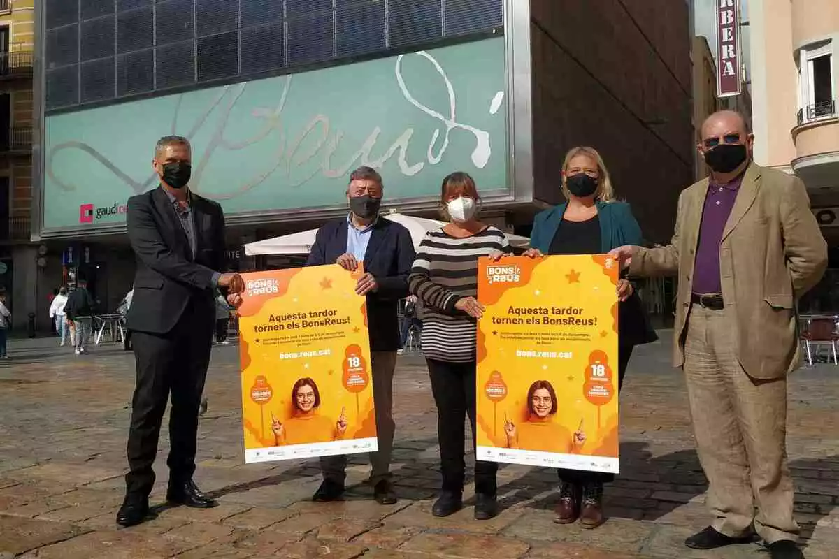 Representants comercials i polítics de Reus mostren els cartells dels Bons Reus de tardor