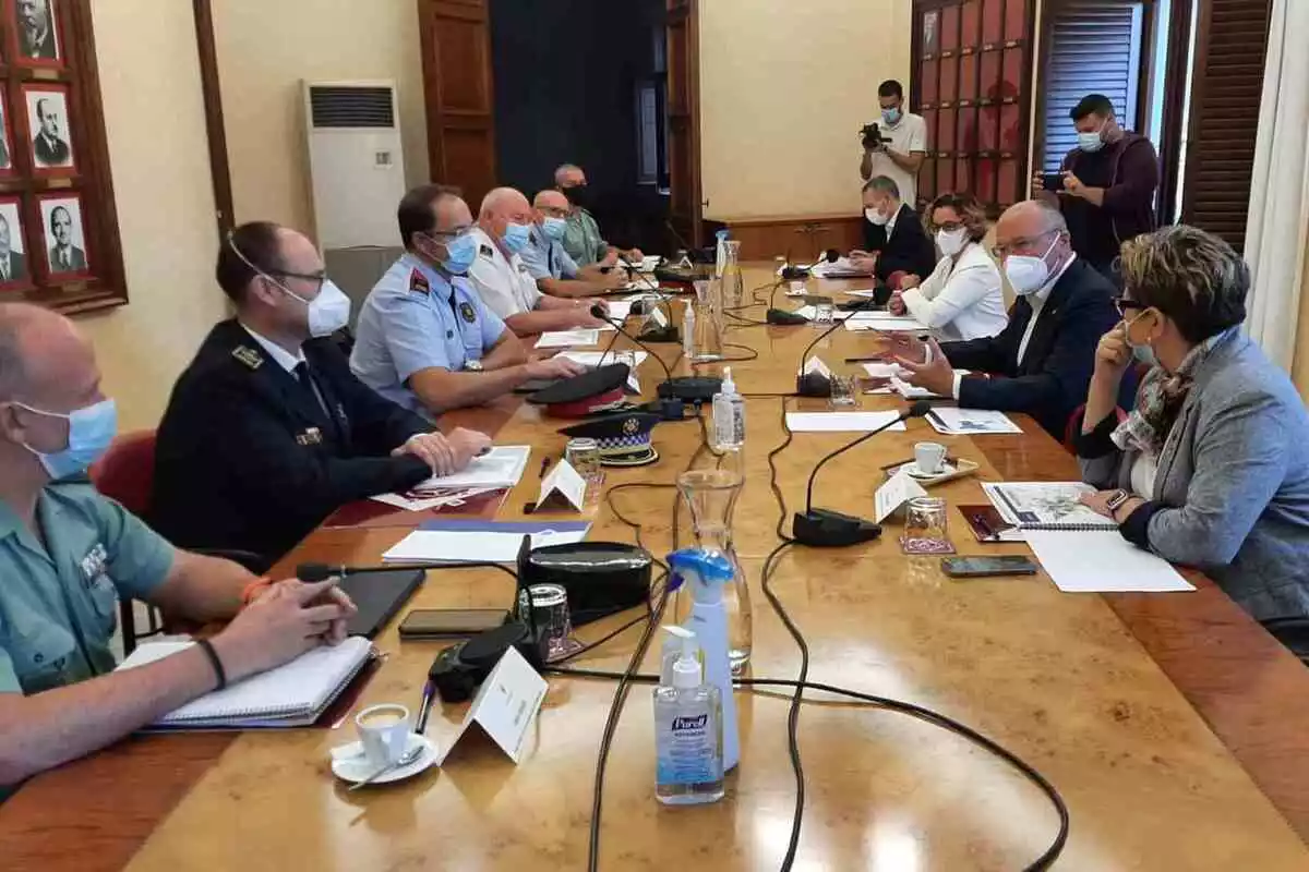 Representants polítics i policials de Reus reunits al voltant d'una taula