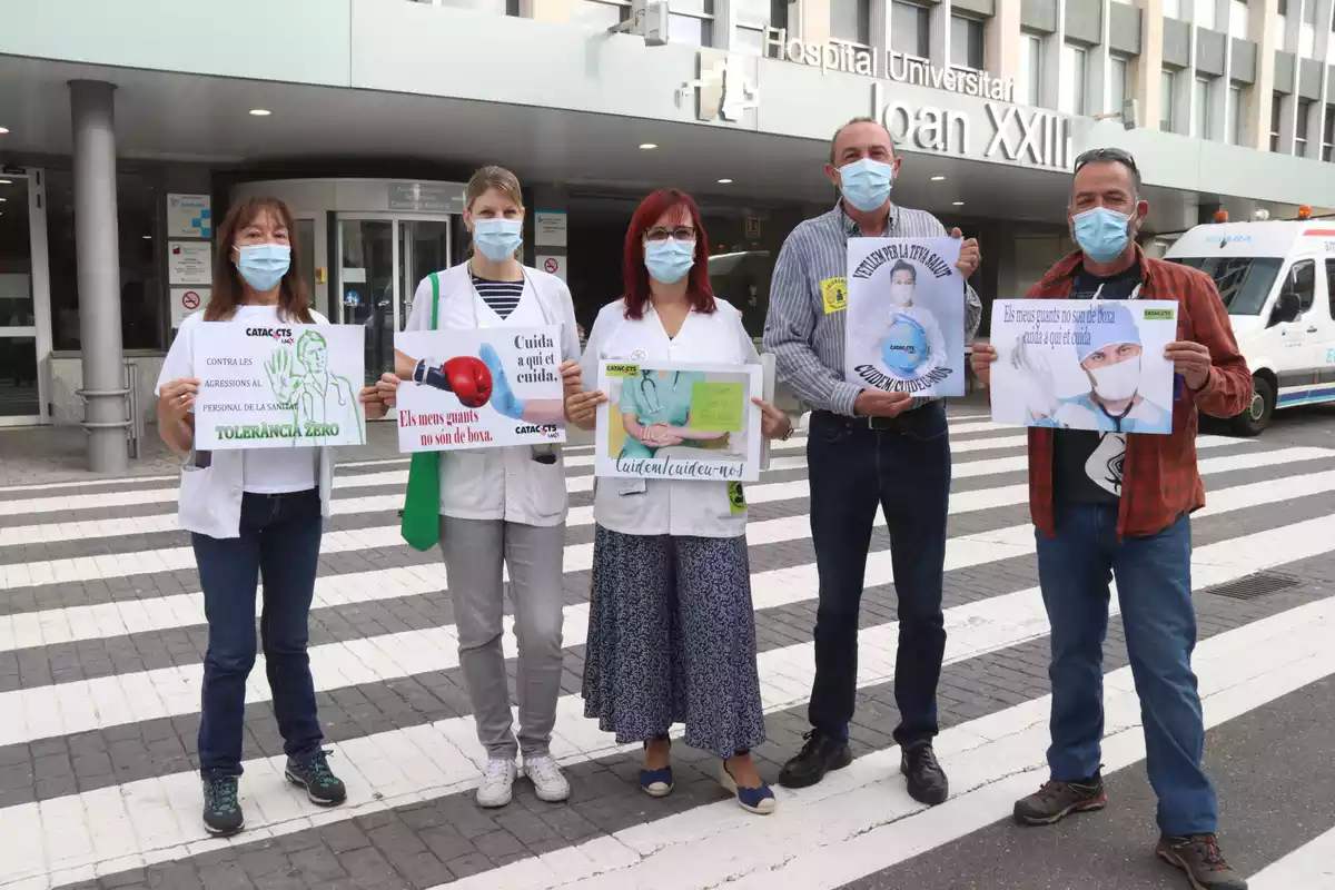 Representants sindicals presentant la campanya contra les agressions a les portes de l'Hospital Joan XXIII de Tarragona