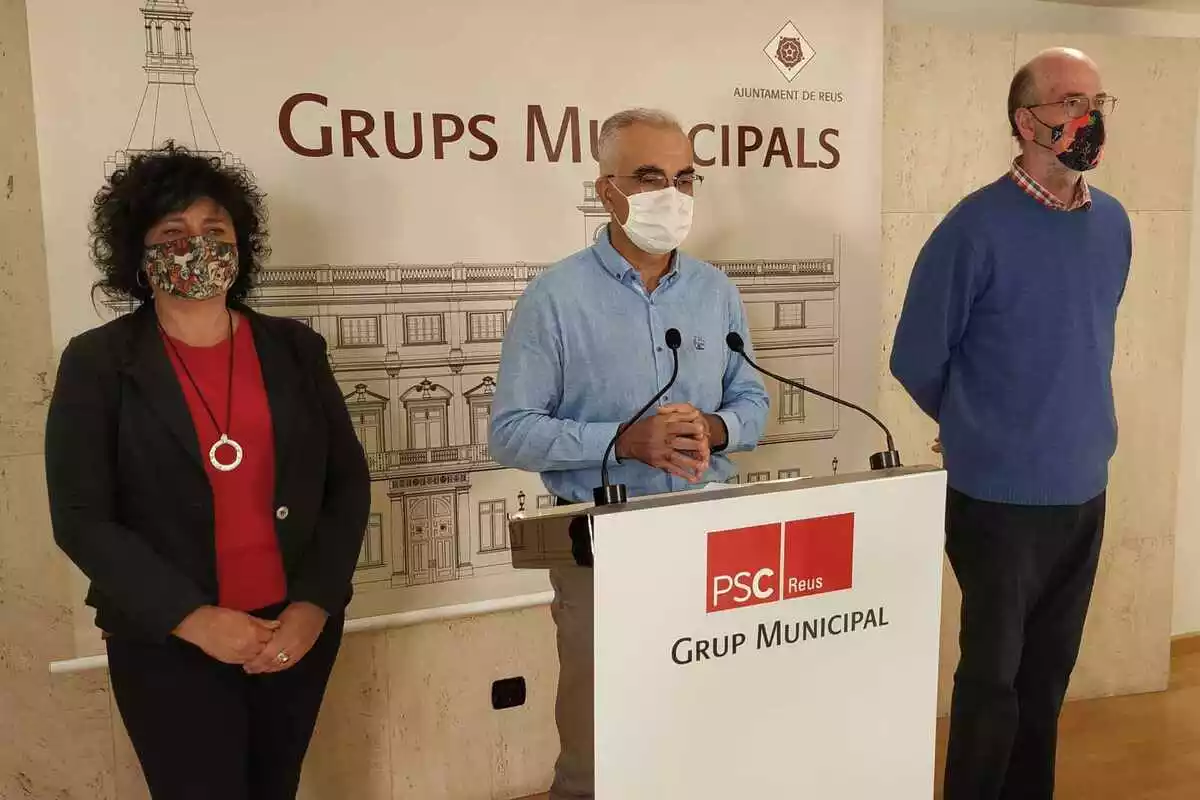 Tres dels membres del grup municipal del PSC a la sala de premsa de l'Ajuntament de Reus