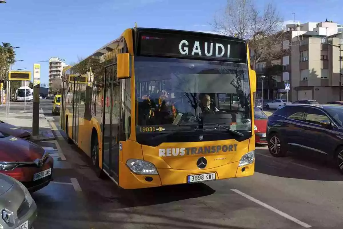 Un autobús municipal de Reus de la línia del barri Gaudí passant pel passeig de Mata