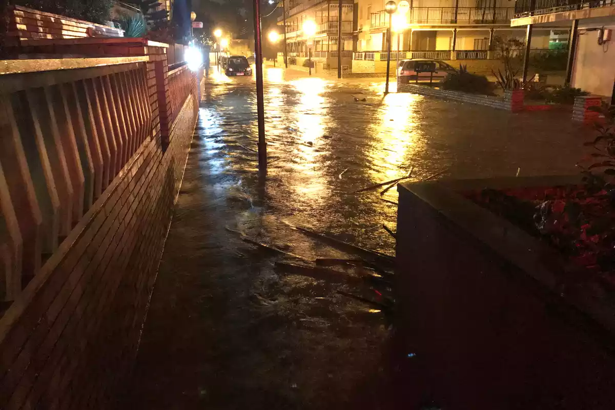 Un dels carrers del barri de la Salut de Salou, ple d'aigua després del desbordament del barranc de Barenys.