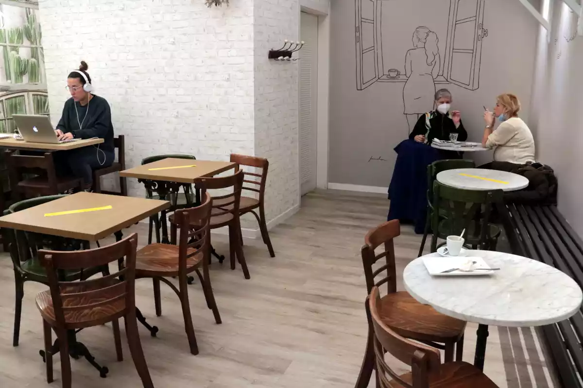 Una cafeteria de la Zona Alta de Lleida amb marques a les taules per respectar el 30% d'aforament màxim a l'interior del local