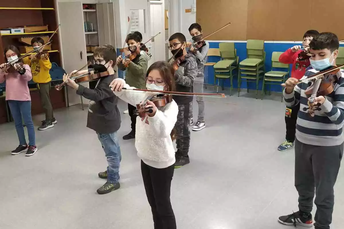 Una classe de primària de l'escola Rubió i Ors de Reus tocant el violí