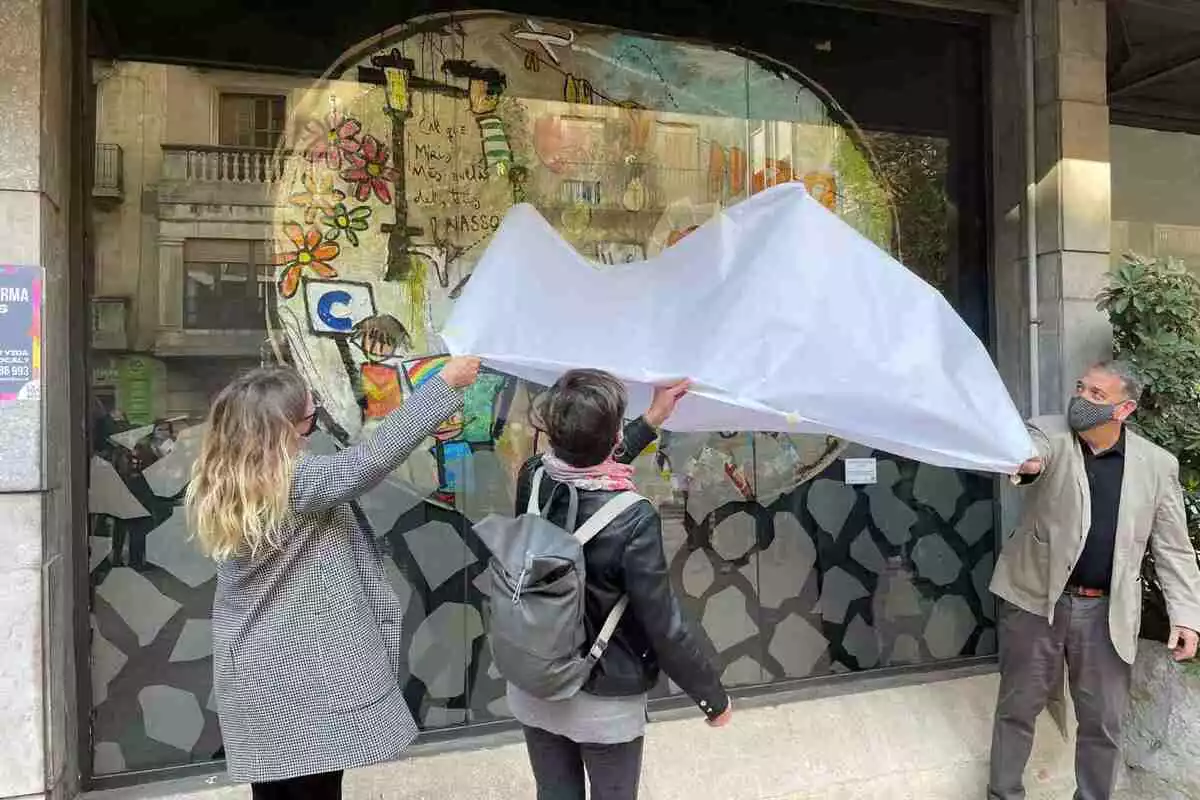 Descobreixen el mural pintat al vidre de l'Hotel Gaudí de Reus