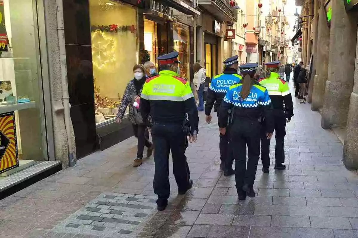 Dos agents dels Mossos d'Esquadra i dos de la Guàrdia Urbana de Reus patrullen conjuntament pel carrer de Jesús
