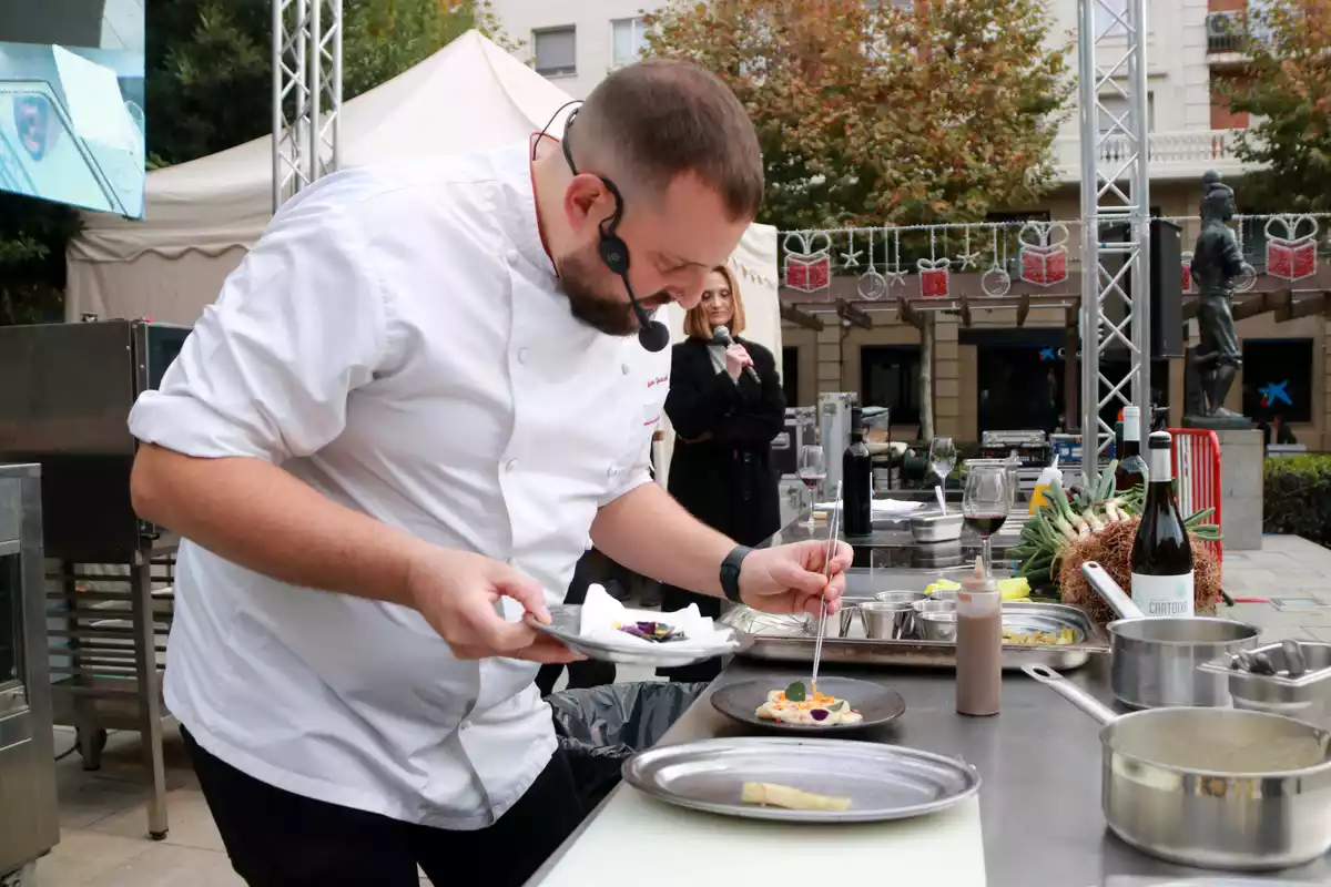 El cuiner vallenc, Andreu Guasch, elaborant un plat amb calçots a la 8a Jornada Gastronòmica del Calçot de Valls.