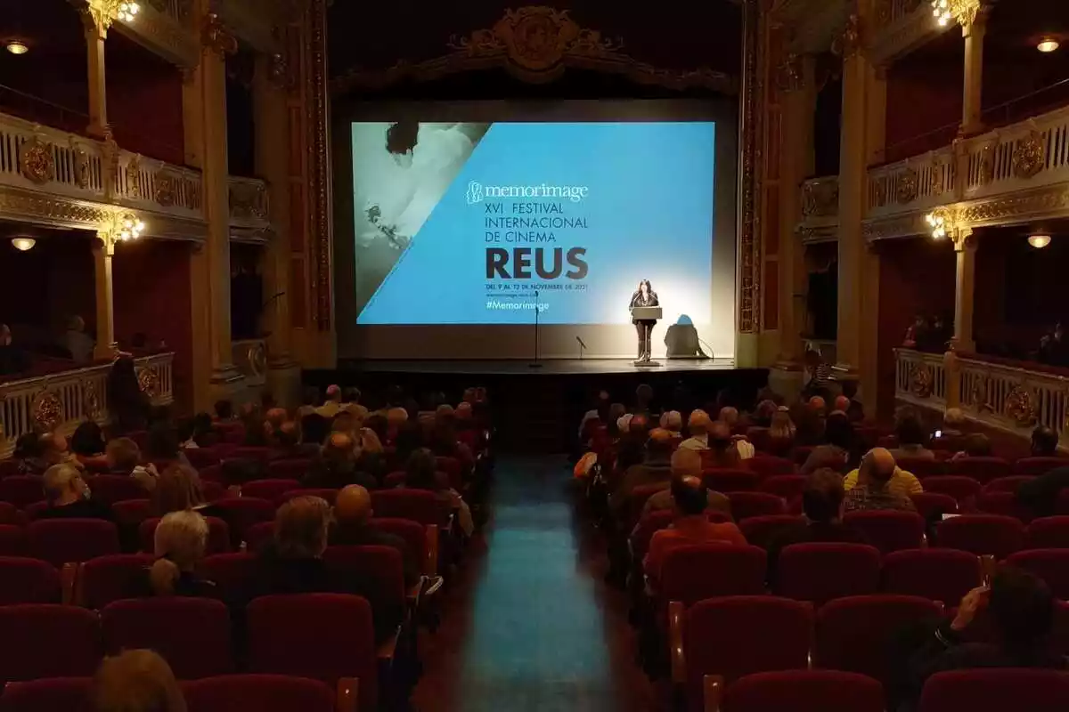El Teatre Bartrina de Reus, amb la projecció de la imatge del festival a l'escenari