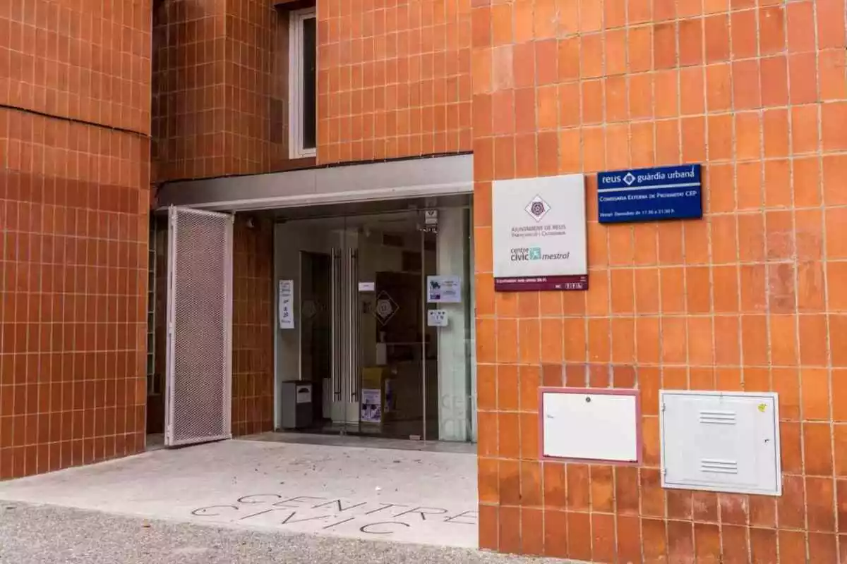 Entrada del Centre Cívic Mestral de Reus, on hi ha ubicada una de les comissaries externes de proximitat de la Guàrdia Urbana