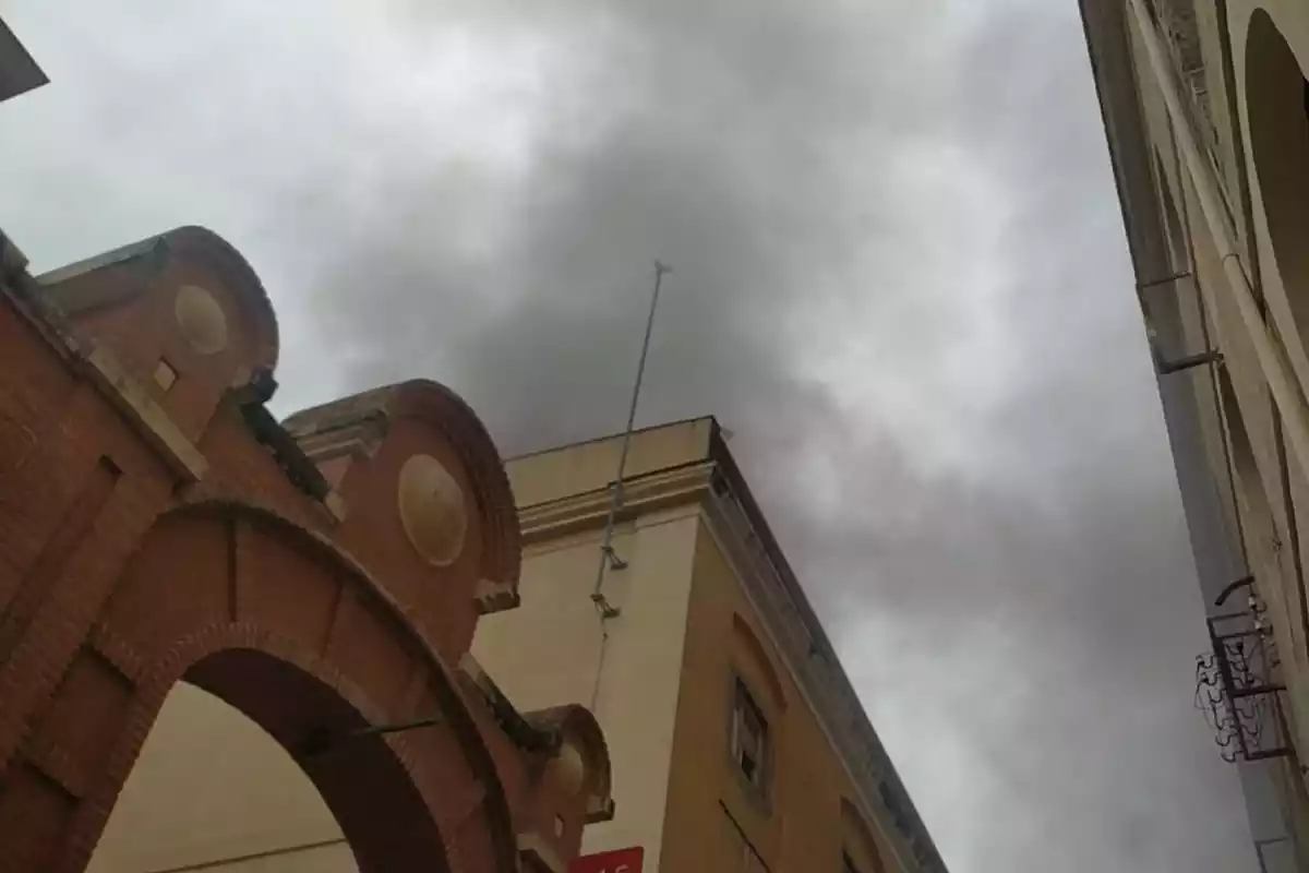 Imatge del fum de l'incendi que afecta la nau industrial del carrer Sant Serapi de Reus