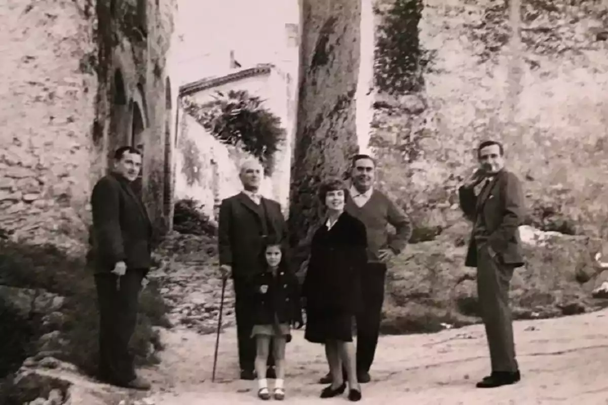 La família de Joan Perucho, davant la seva casa d'Albinyana.