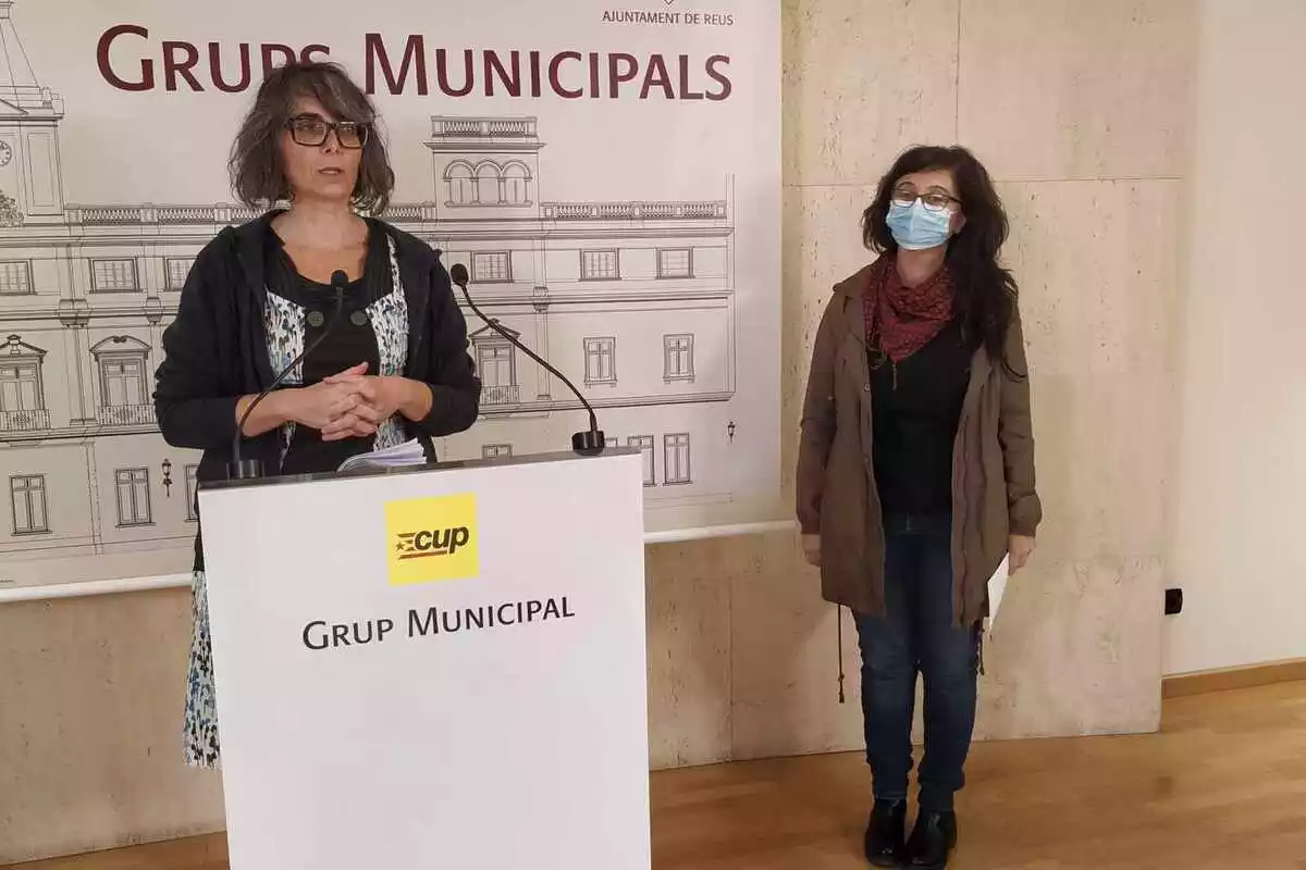 Marta Llorens i Mònica Pàmies al faristol de la sala de premsa de l'Ajuntament de Reus