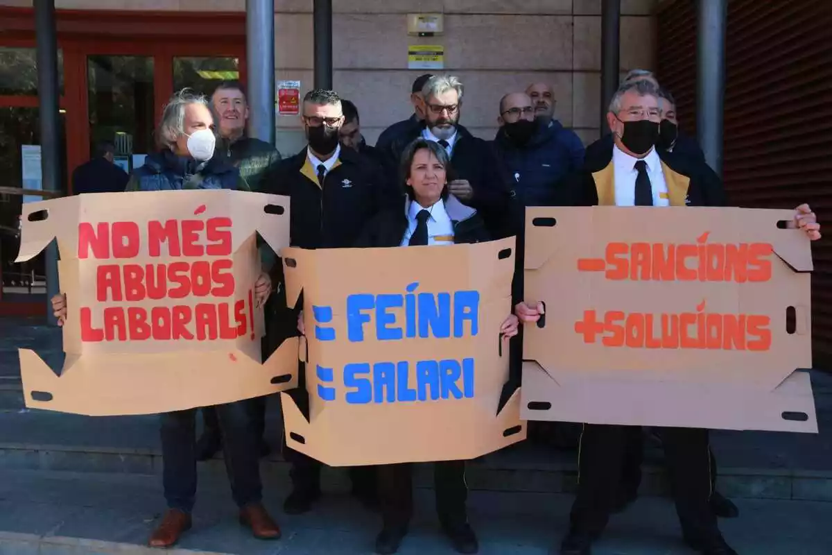 Membres de la plantilla de Reus Transport manifestant-se davant del Jutjat de Reus