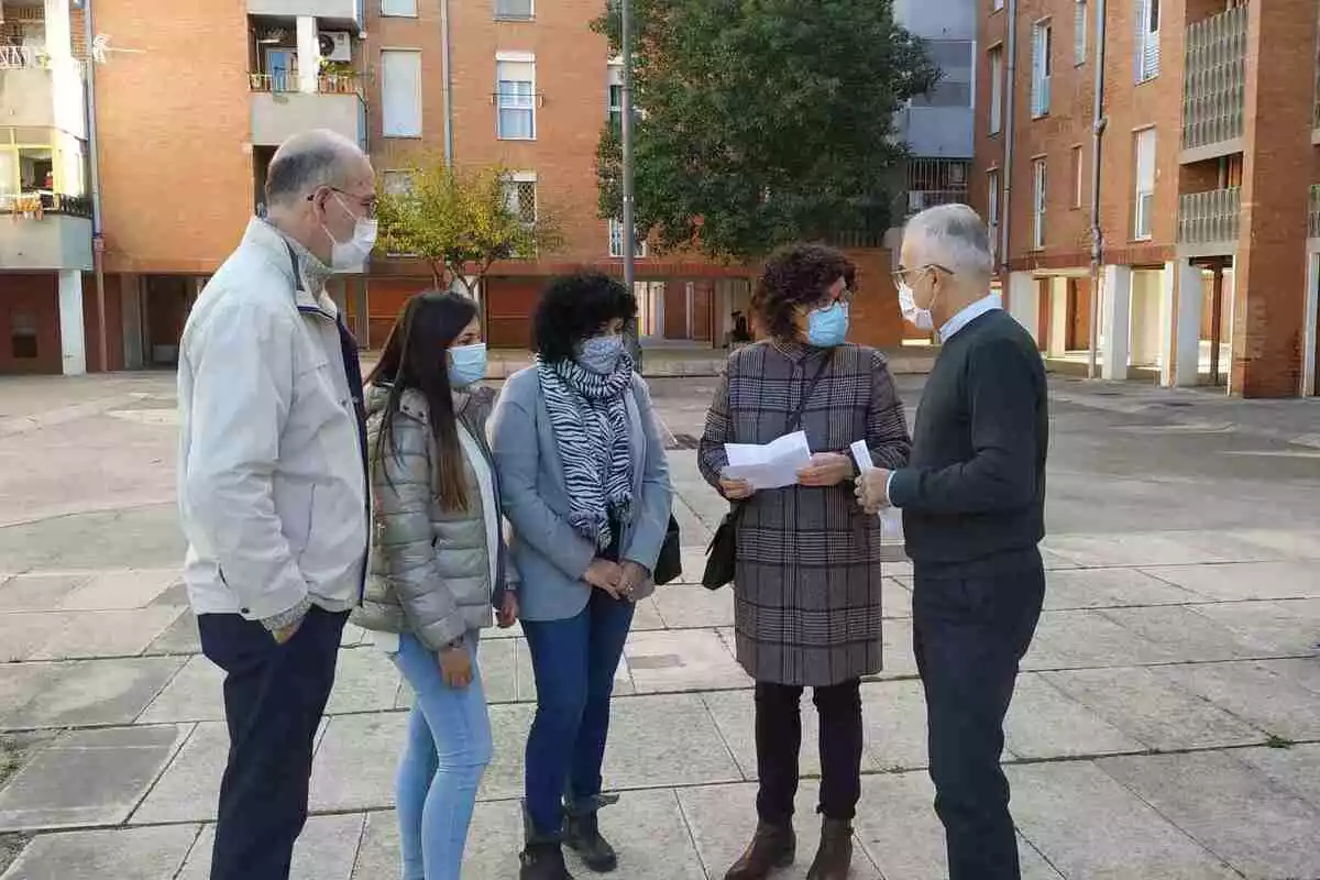 Membres del grup municipal del PSC de Reus i Rosa Maria Ibarra, diputada socialista al Parlament