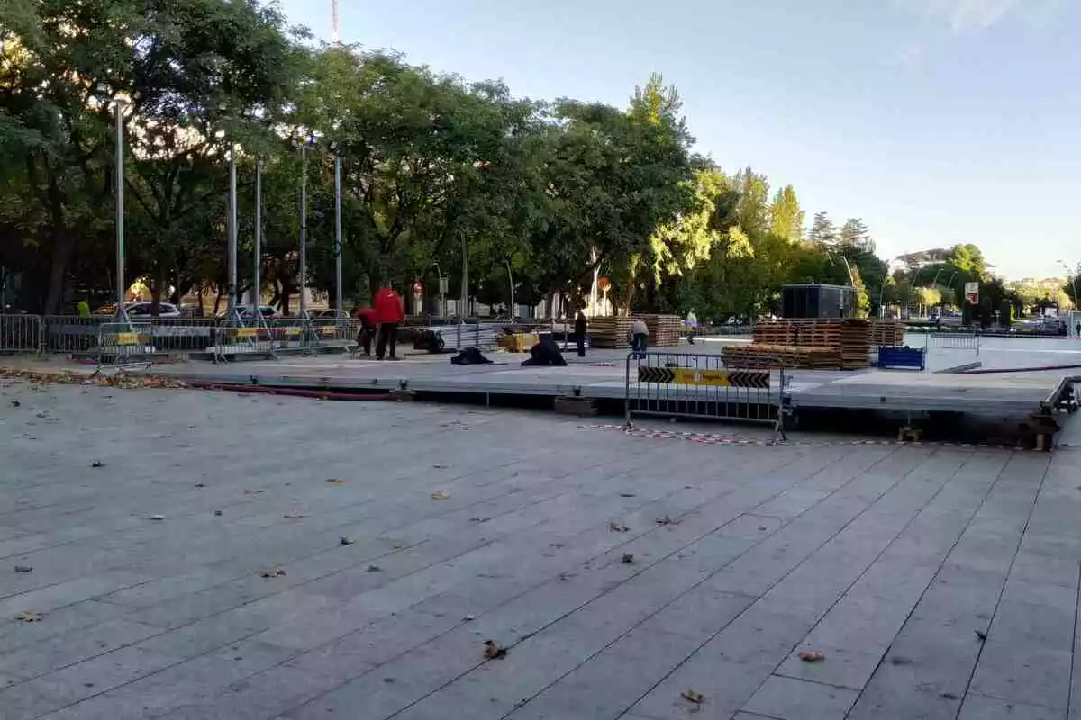 Operaris instal·lant una tarima de fusta a la plaça de la Llibertat de Reus