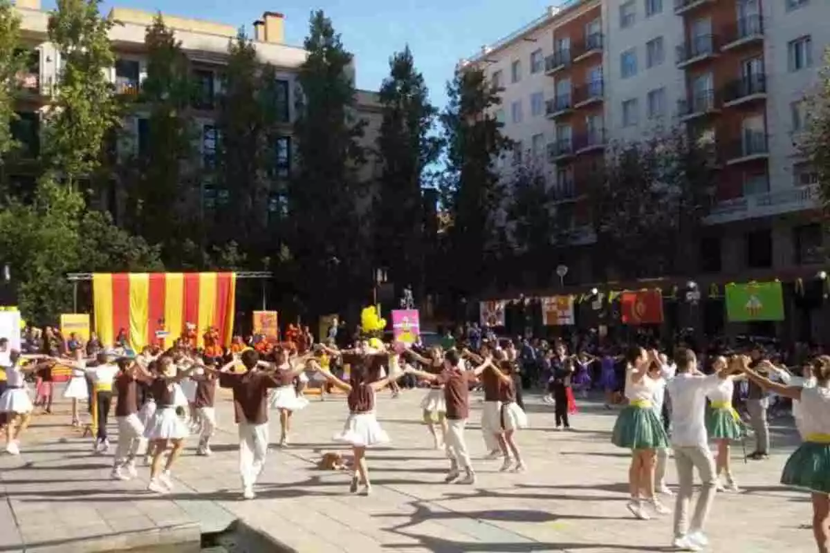 Persones ballant sardanes al Pati de Valls