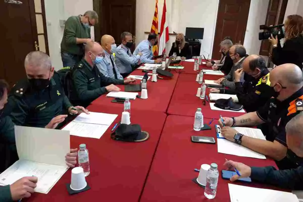 Persones en una reunió a l'Ajuntament de Valls