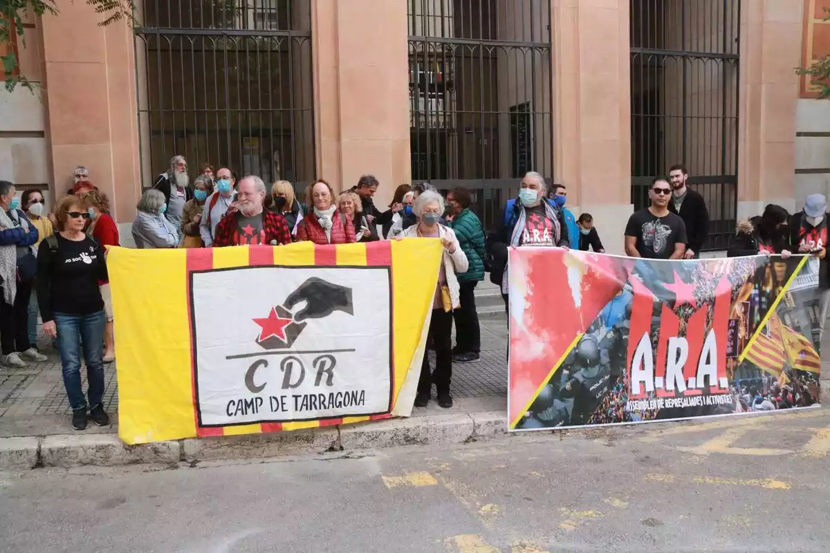 Pla general de la manifestació de suport envers una acusada d'ultratge a la bandera a Tarragona