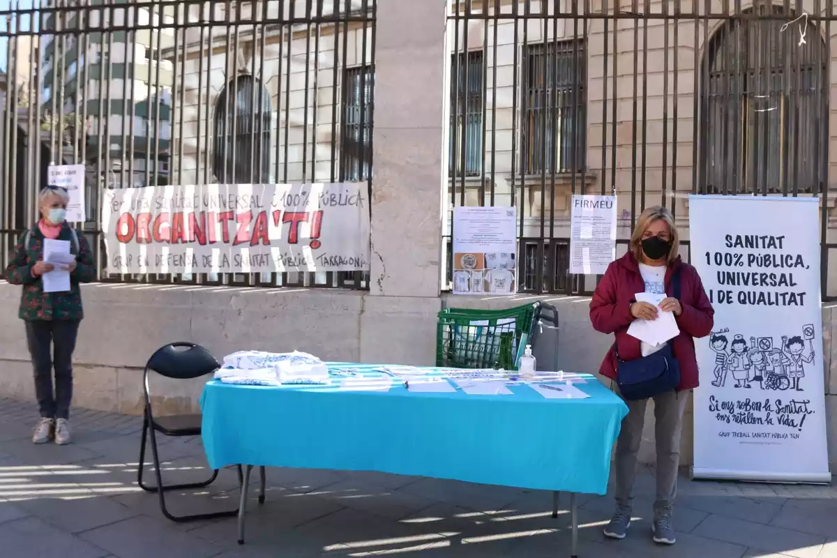 Pla general dels membres del grup de Treball en Defensa per la Sanitat Pública a Tarragona recollint firmes