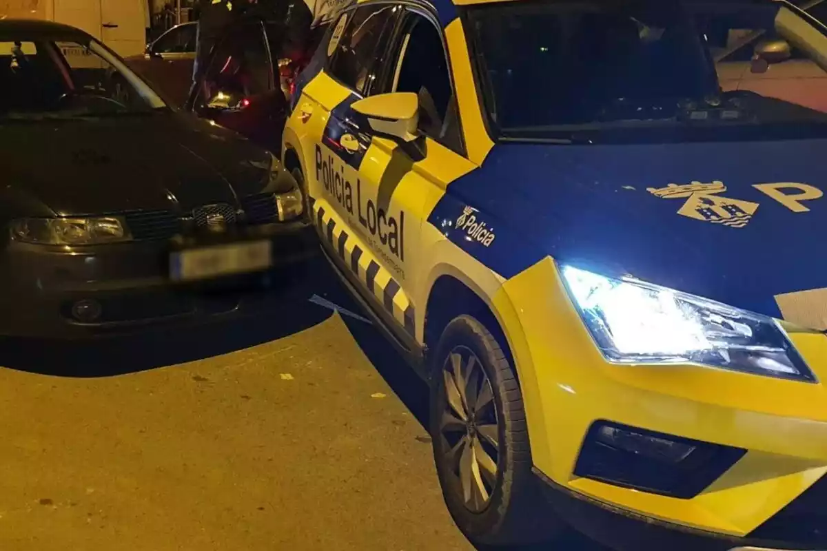 Policia Local de Torredembarra detenint un cotxe