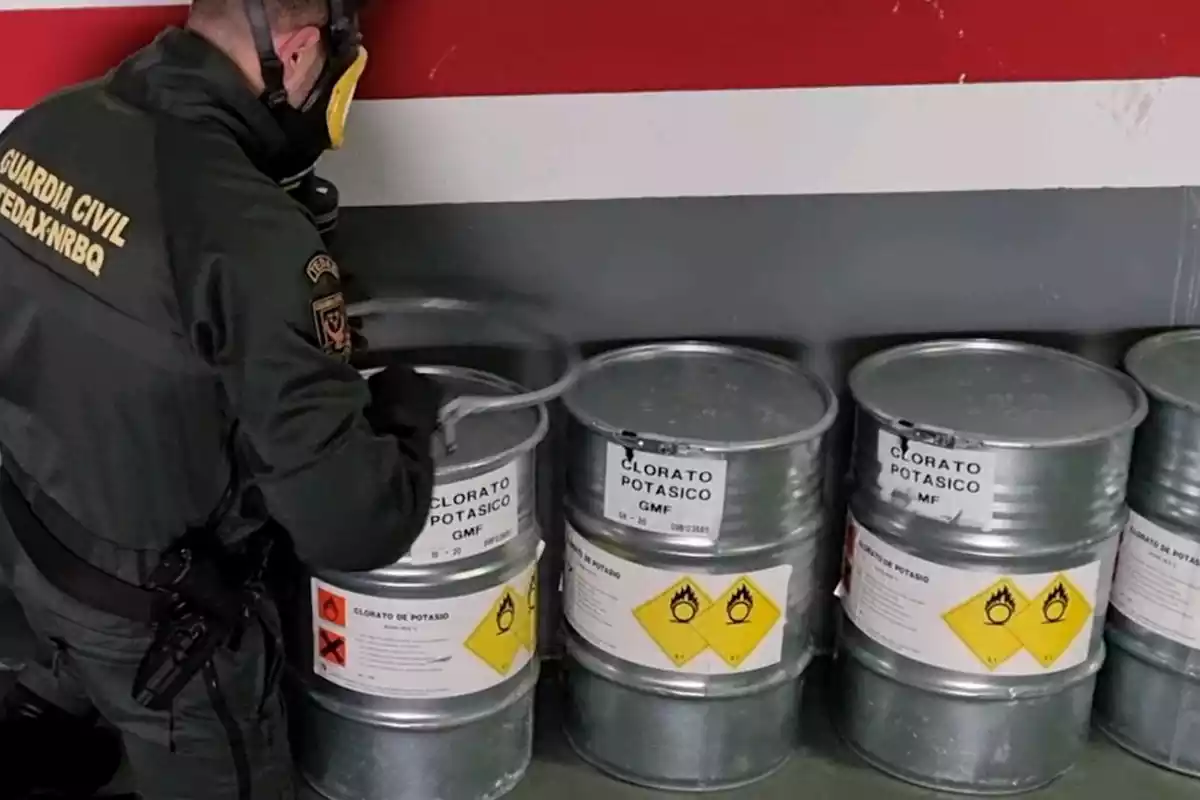 Un agent TEDAX revisant els bidons amb clorat potàssic intervinguts per la Guàrdia Civil en un garatge comunitari de Reus