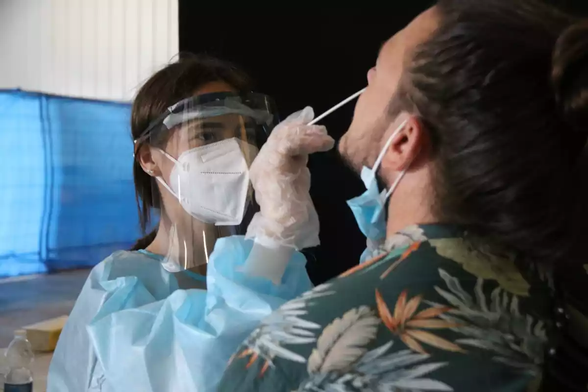 Un assistent se sotmet a un test d'antígens en l'espai dedicat al cribratge massiu del festival Vida.