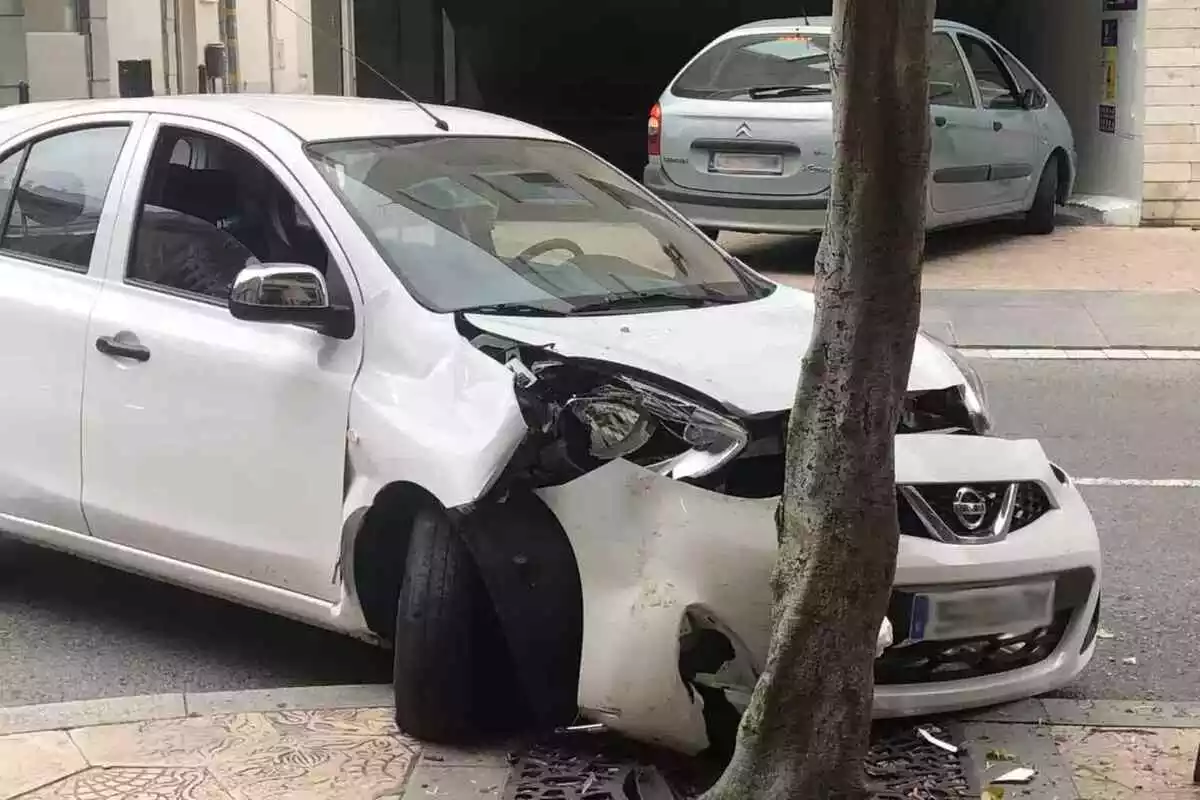 Un cotxe encastat contra un arbre al raval de Robuster de Reus
