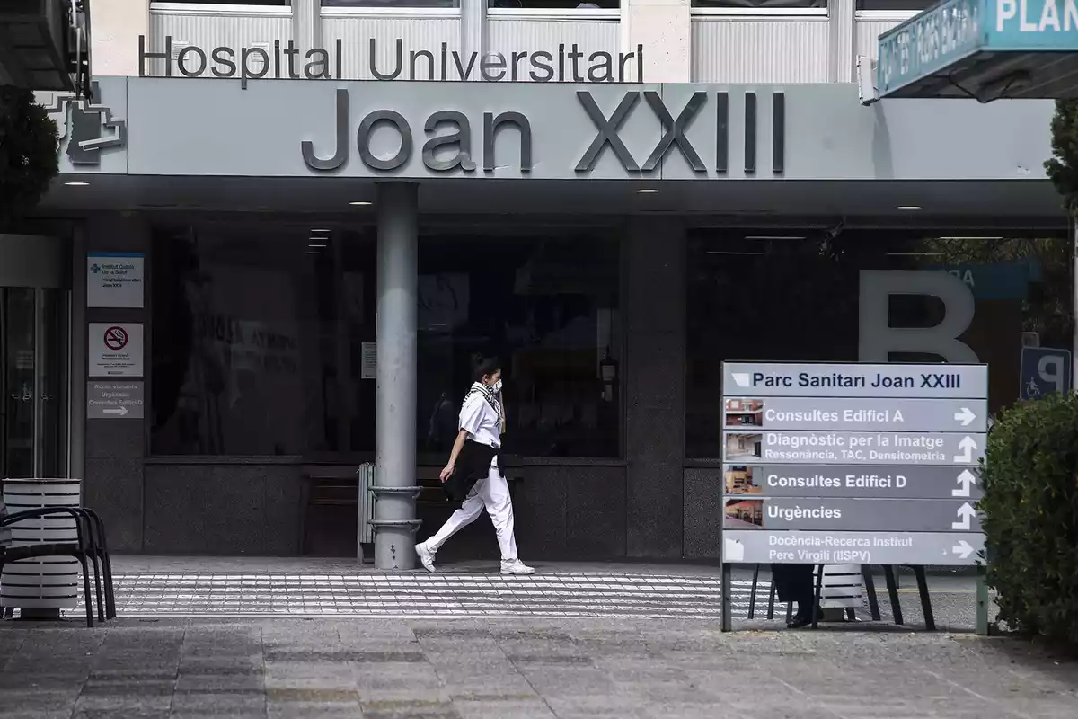 Un metge davant de l'Hospital Joan XXIII de Tarragona.