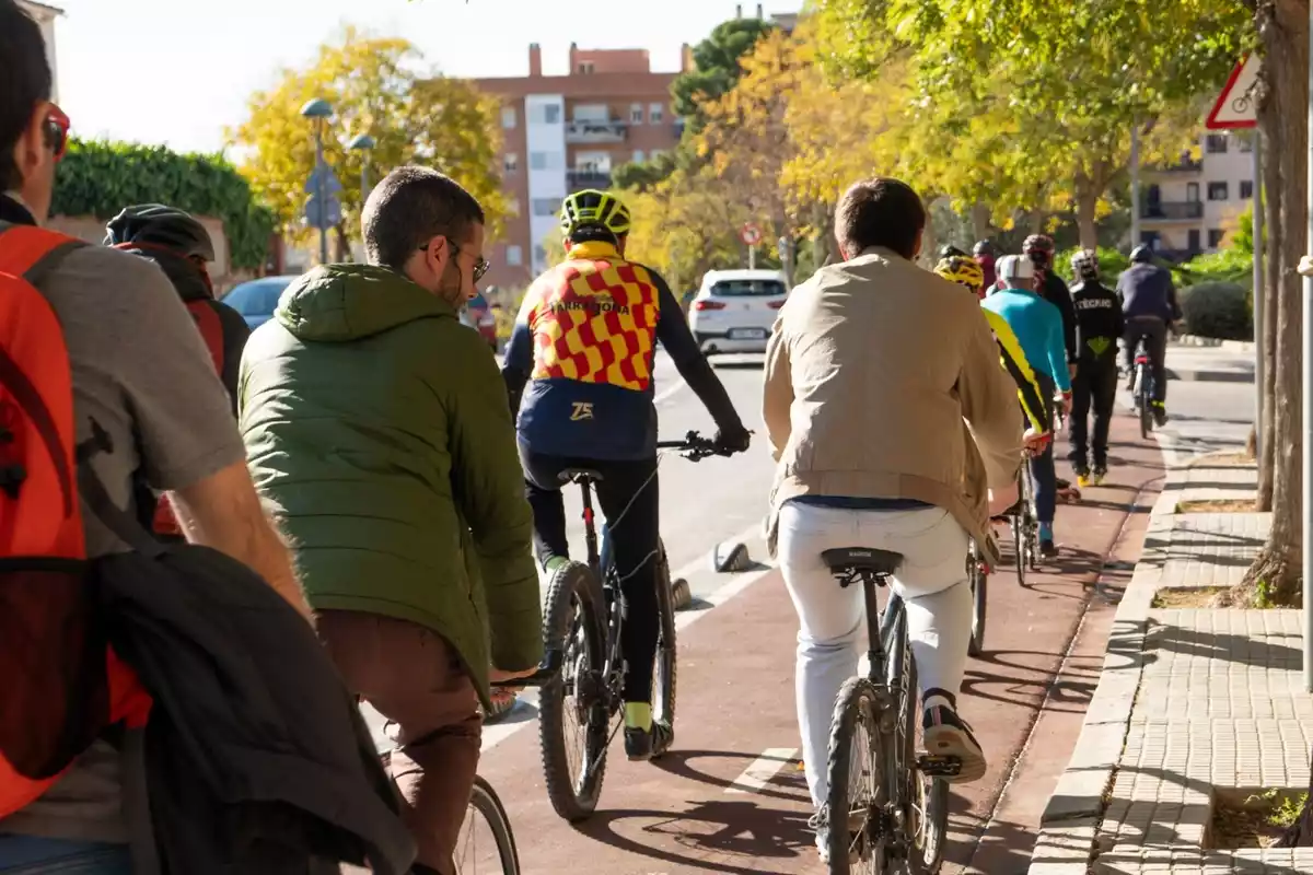 Ciclistes inaugurant el nou carril bici de Tarragona