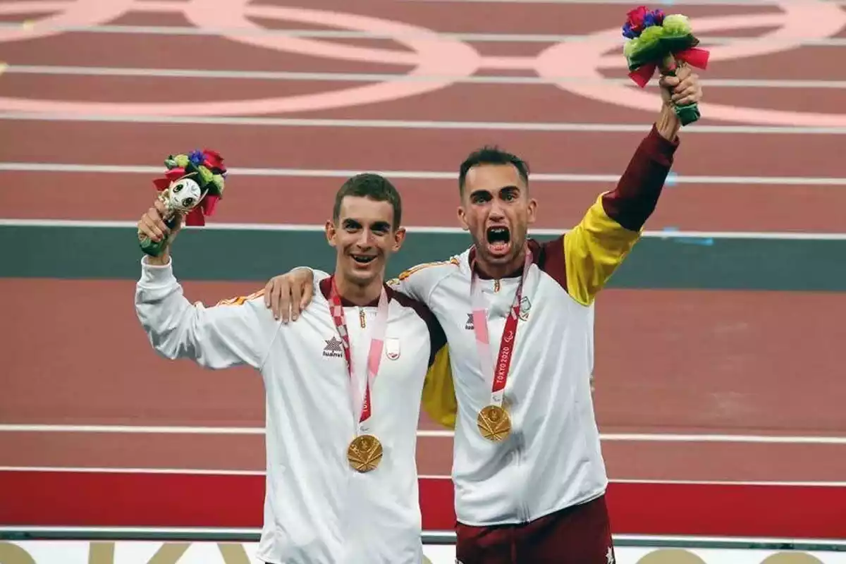 Dos atletes celebrant una medalla d'or als Jocs Paral·límpics