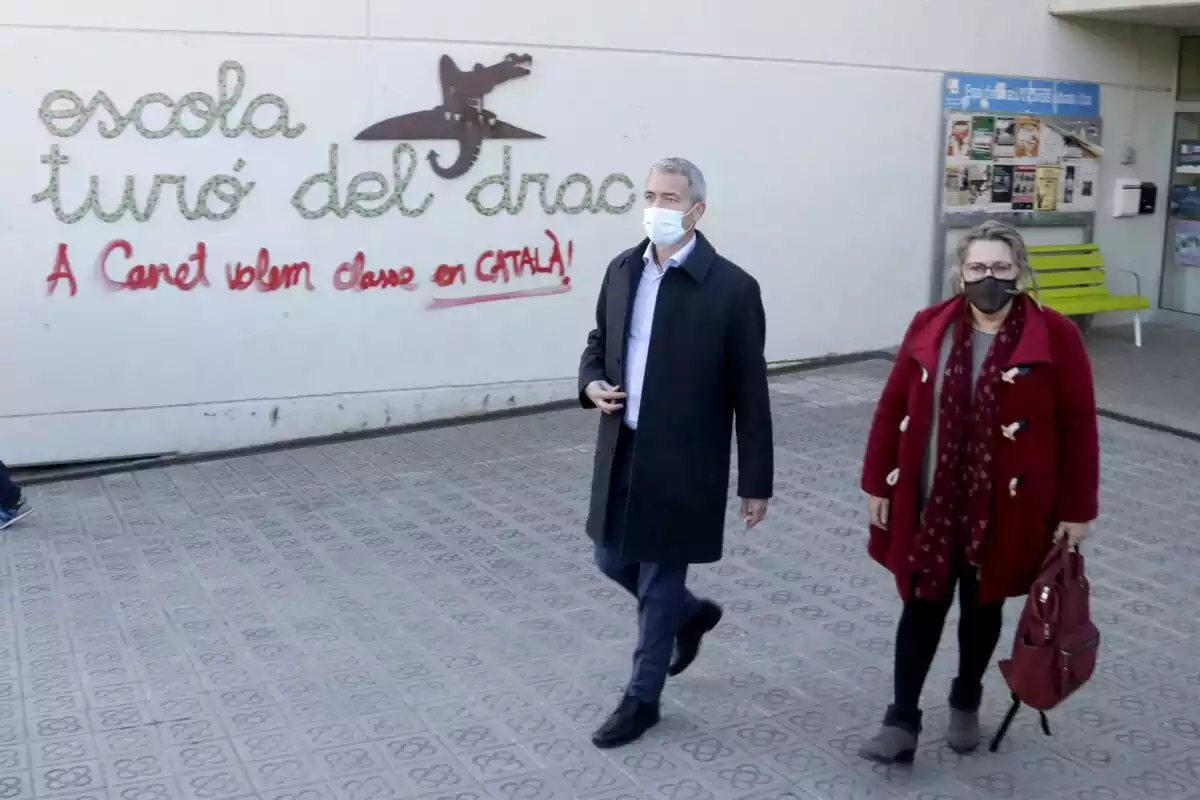 El conseller d'Educació, Josep Gonzàlez Cambray, amb l'alcaldessa de Canet de Mar, Blanca Arbell, a la sortida de l'Escola Turó del Drac