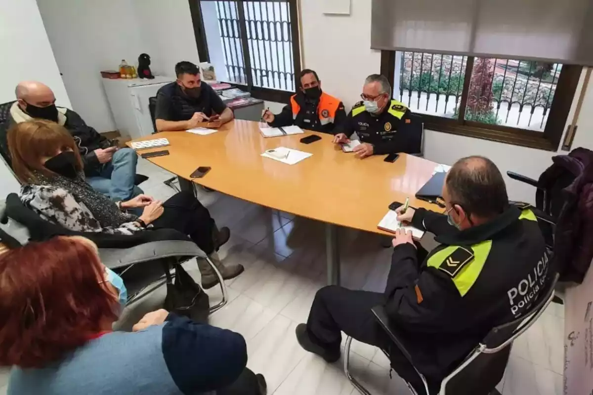 El govern de Cunit, en una reunió amb la policia i Protecció Civil.