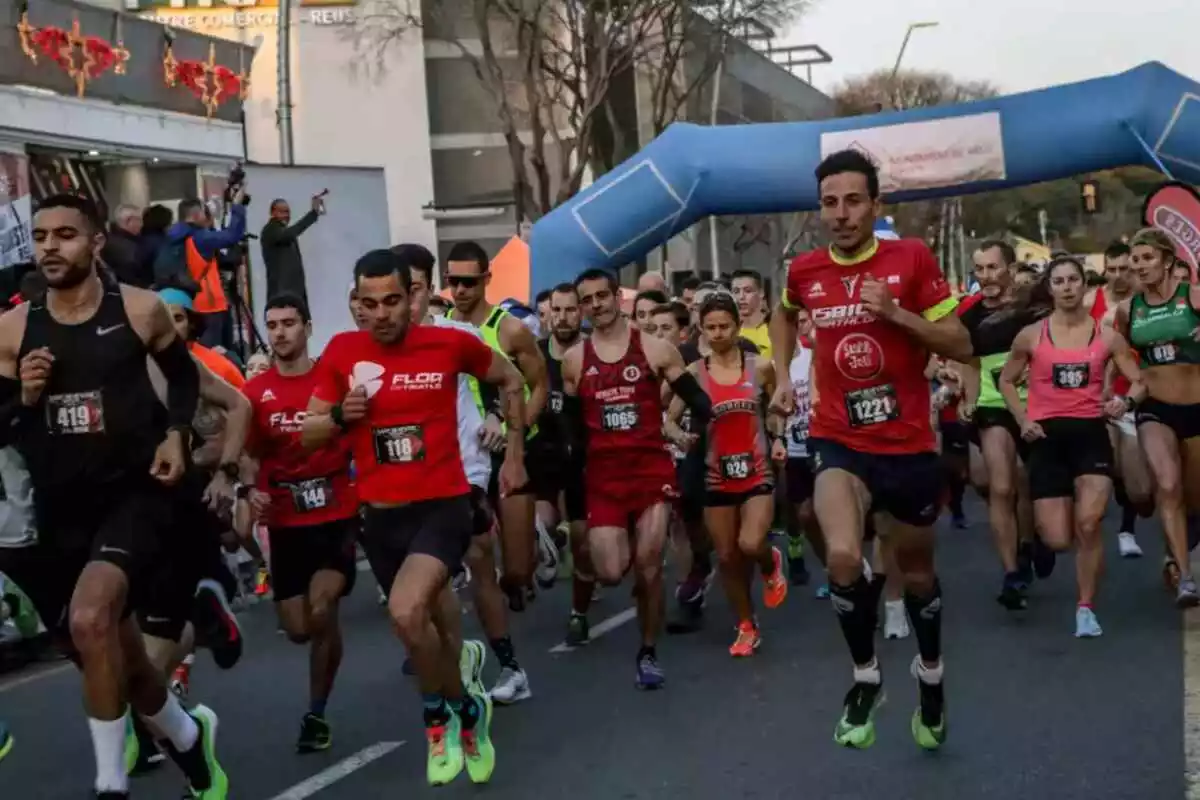 Els corredors de la Sant Silvestre de Reus començant la cursa
